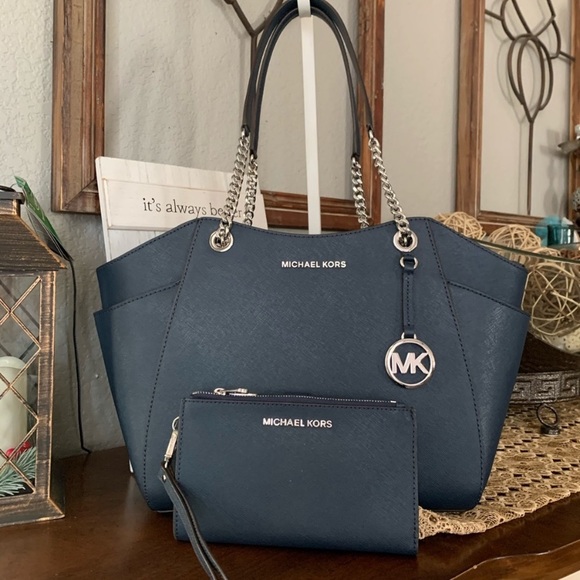 Michael Kors Handbags - New MK set 🦋 Jet set L chain & matching wallet